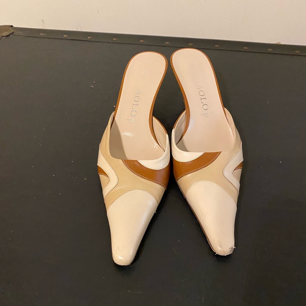 Maraolo Women’s Size 37-1/2 (US 7) Pointed Toe Cream & Tan Slip-On Mule.